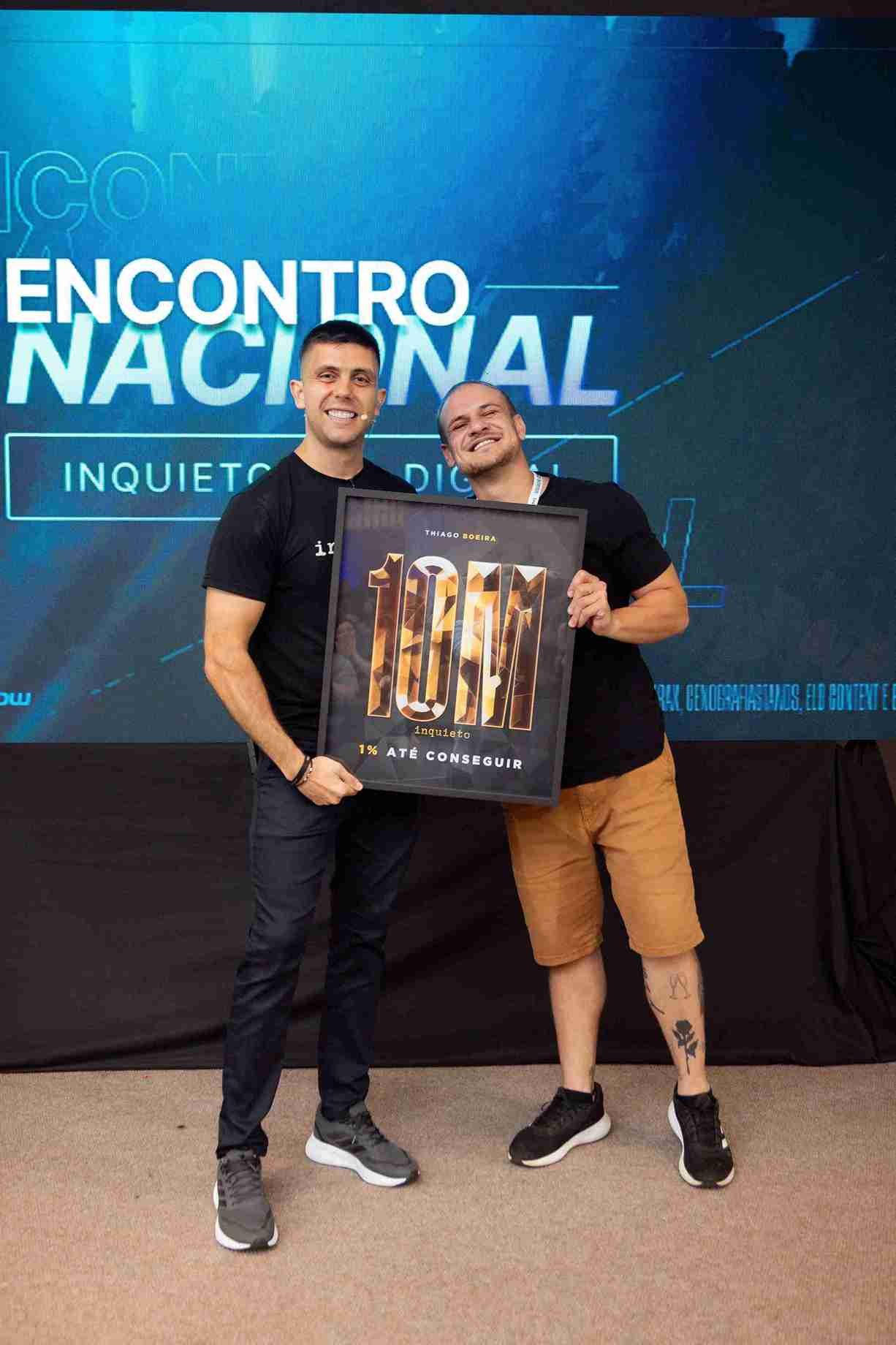 Thiago Boeira com aluno segurando placa de 10 milhões