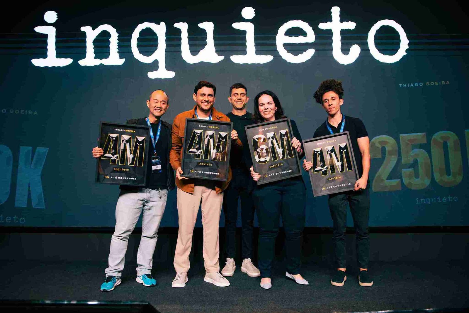 Thiago Boeira com aluna segurando placa de 6 milhões